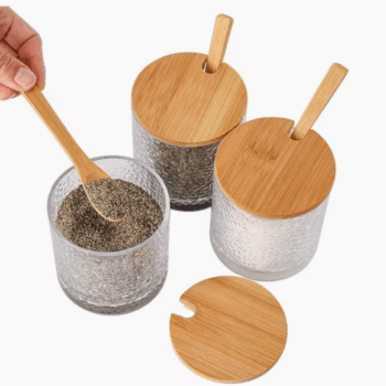 Ensemble de pots d’épices de cuisine avec cuillère